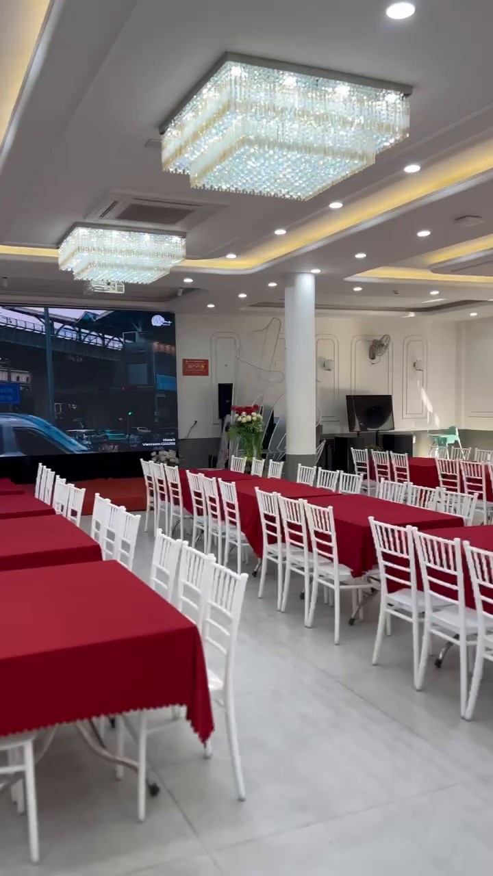 Hội trường tầng 2 với các dãy bàn tiệc
