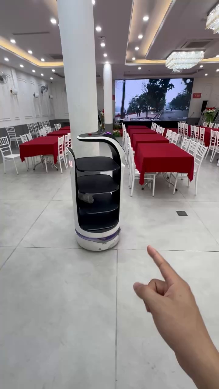BellaBot Pro chạy giữa hội trường