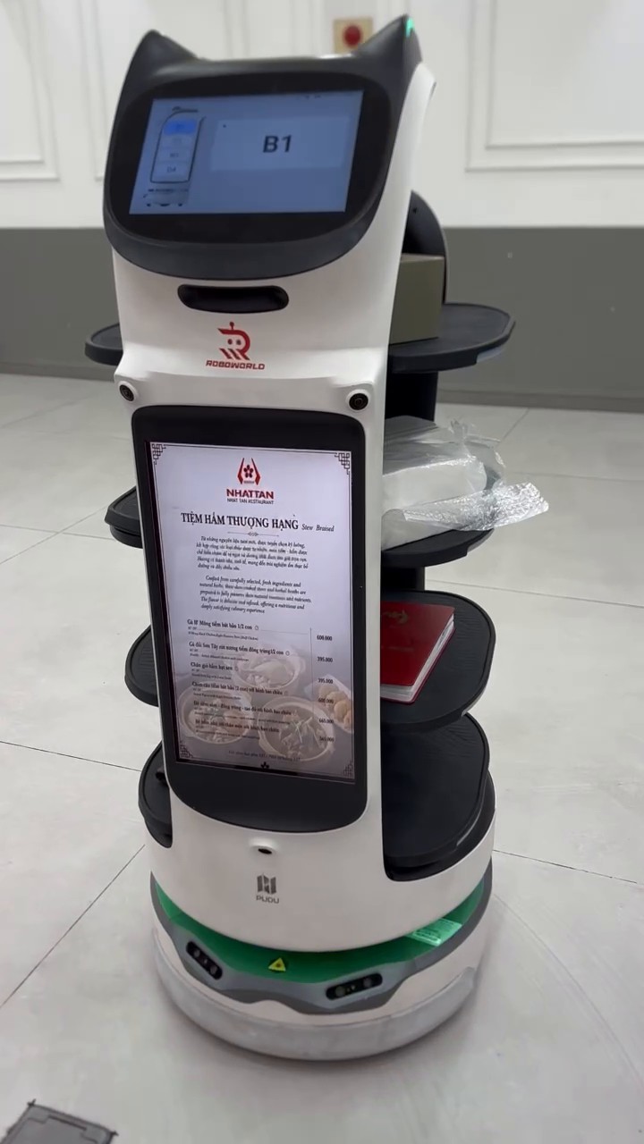 BellaBot Pro hiển thị thực đơn Nhà hàng Nhật Tân