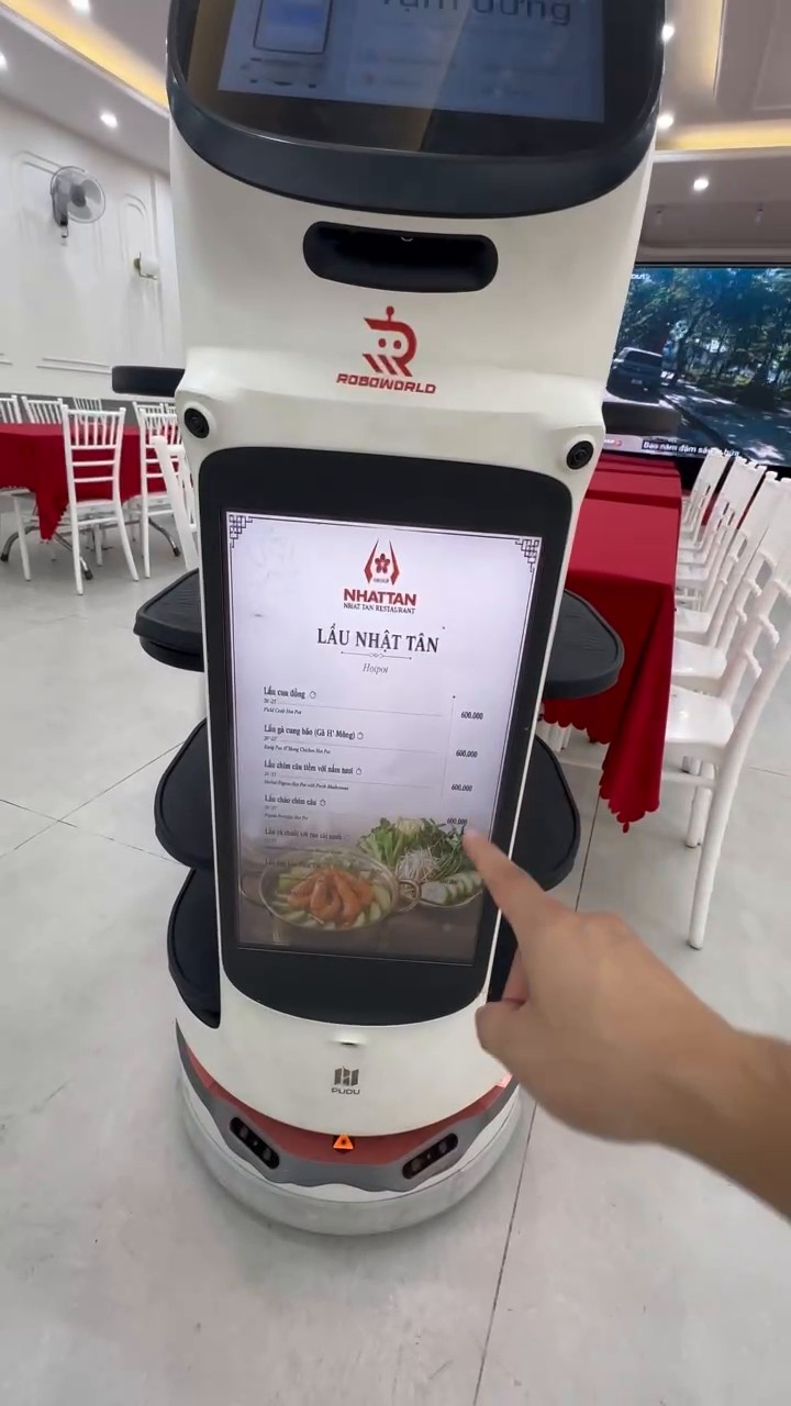 Màn hình robot hiển thị thực đơn Lẩu Nhật Tân