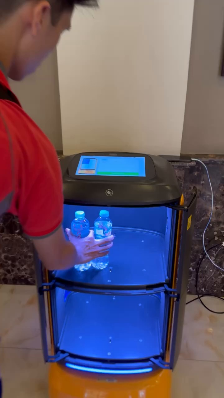 Xếp nước suối vào ngăn robot