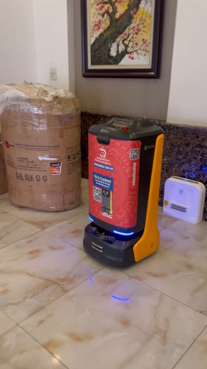 FlashBot Max tại sảnh khách sạn