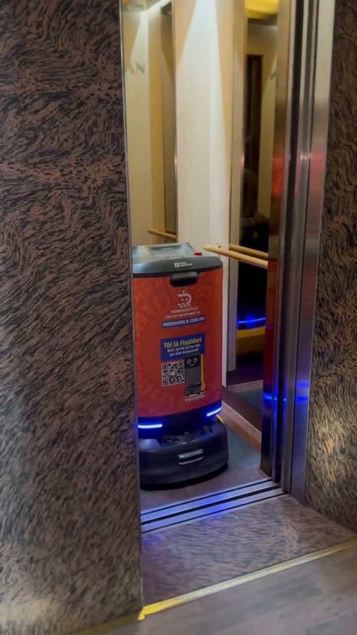 Robot ra khỏi thang máy ở tầng phòng