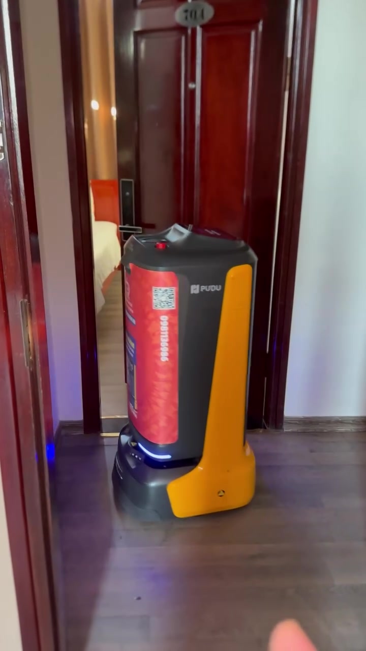 Robot dừng trước cửa phòng