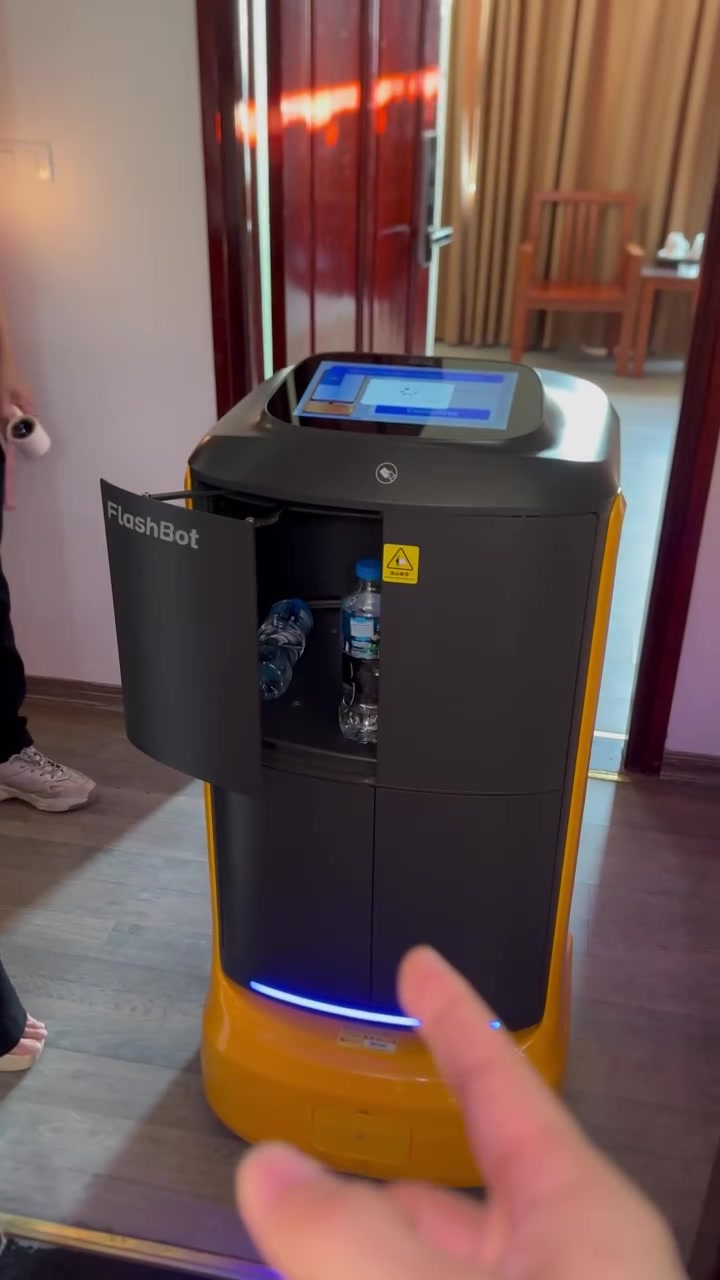 Ngăn robot mở, nước suối bên trong