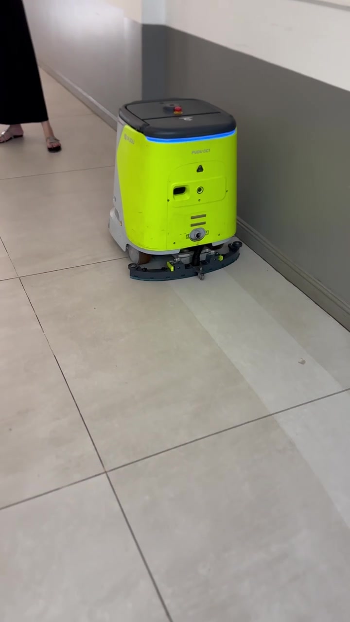 CC1 chà sàn hội trường, để lại vệt sàn sạch